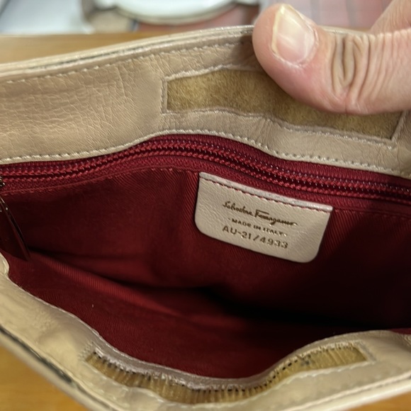 Pink Ferragamo crossbody - Picture 9 of 15